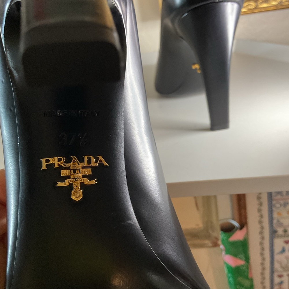 PRADA BRUSHED LEATHER COURT HEELS PUMPS BLACK SIZE 7.5 NWOT - Picture 13 of 16